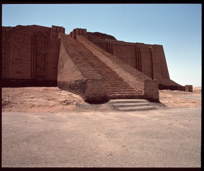 Pohled na schodiště zrekonstruovaného zikkuratu, 2050 př.nl od Neo Sumerian