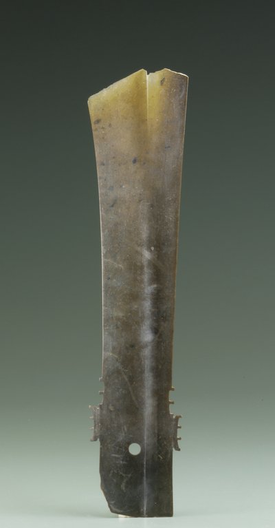 Vidlicový sekáč (zhang), kultura Qijia, cca 2500-2000 př. n. l. (nefrit) od Neolithic Period Chinese School