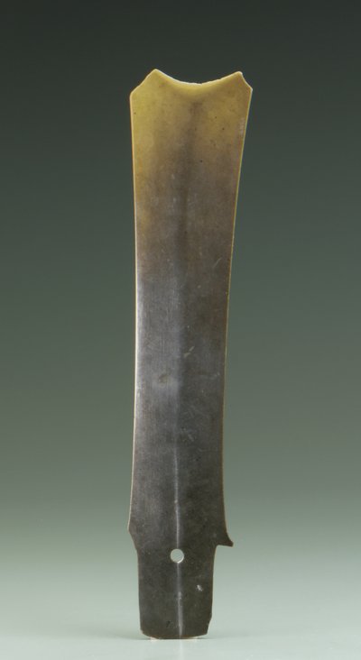 Vidlicový sekáč (zhang), kultura Qijia, cca 2500-2000 př. n. l. (nefrit) od Neolithic Period Chinese School