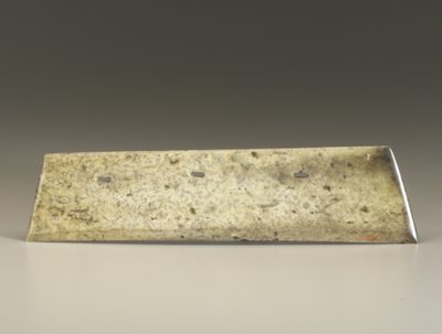 Vidlicový sekáč (zhang), kultura Qijia, cca 2500-2000 př. n. l. (nefrit) od Neolithic Period Chinese School