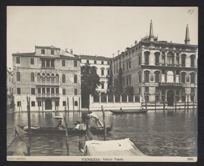 Exteriér paláce v Benátkách Benátky - Palazzo Tiepolo (název na objektu) od Neue Photographische Gesellschaft