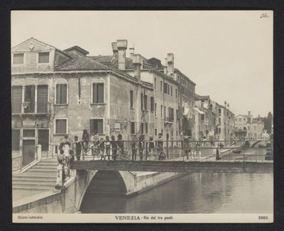 Pohled na Rio dei Tre Ponti v Benátkách Benátky - Rio dei tre ponti (název na objektu) od Neue Photographische Gesellschaft