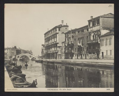 Pohled na kanál v Benátkách Benátky - Rio delle Guglie (název na objektu) od Neue Photographische Gesellschaft