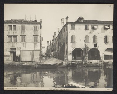 Pohled na ulici v Benátkách Benátky - Calle Doria (název na objektu) od Neue Photographische Gesellschaft