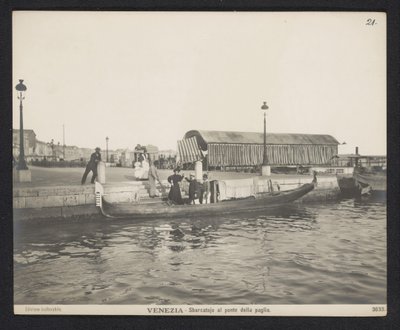 Gondola podél mola u Ponte della Paglia v Benátkách Venezia - Sbarcatojo al ponte della paglia (název na objektu) od Neue Photographische Gesellschaft