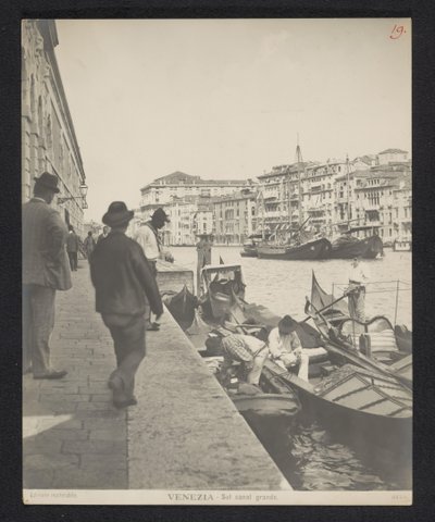 Gondoly podél Canal Grande v Benátkách Benátky - Sul canal grande (název na objektu) od Neue Photographische Gesellschaft