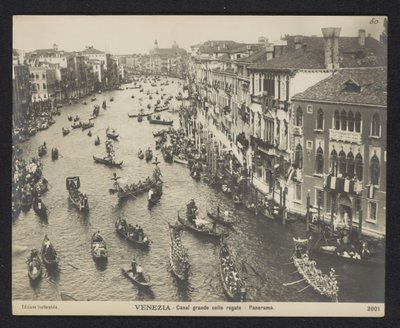 Gondoly na Canal Grande v Benátkách Benátky. Canal grande colle regate - Panorama (nadpis na objektu) od Neue Photographische Gesellschaft