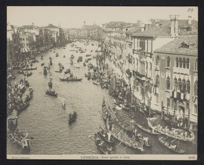 Gondoly na Canal Grande v Benátkách Benátky. Canal Grande in Festa (název na objektu) od Neue Photographische Gesellschaft