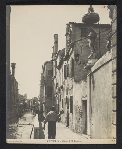 Kade langs de Chiesa di San Barnaba te Benátky Benátky - kostel sv. Barnaby (název na objektu) od Neue Photographische Gesellschaft