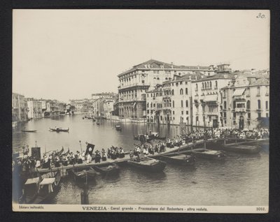 Procesí přes pontonový most na Canal Grande v Benátkách během Festa del Redentore Benátky - Canal Grande - Processione del Redentore - altra veduta (název na objektu) od Neue Photographische Gesellschaft