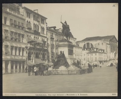 Riva degli Schiavoni te Venetië, met een ruiter standbeeld van Victor Emmanuel II van Italië Benátky - Riva degli Schiavoni a památník. V. Emanuele (titul na předmětu) od Neue Photographische Gesellschaft