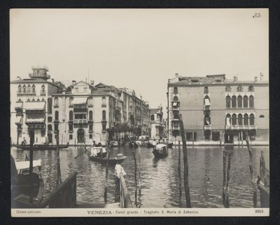 Veerboten naar de Church of Santa Maria del Giglio te Venetië Benátky – Canal Grande – trajekt S. Maria di Zobenico (název na objektu) od Neue Photographische Gesellschaft