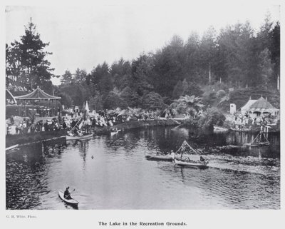 New Plymouth, Nový Zéland: Jezero v rekreačních areálech (černobílá fotografie) od New Zealand Photographer