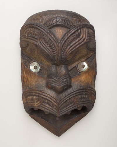 Štítová maska (Koruru) z Gisborne, Severní ostrov, kolem roku 1860 (dřevo a mušle paua) od New Zealand School