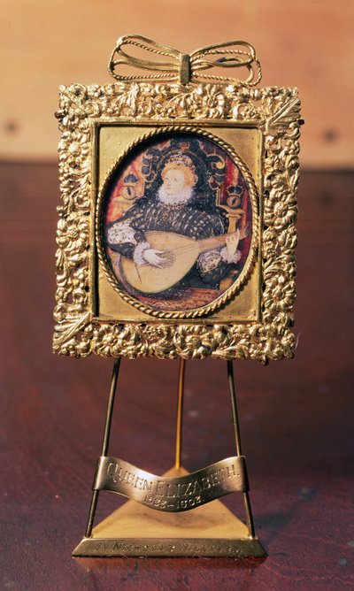 Královna Alžběta I. hrající na loutnu (miniatura včetně mosazného stojanu) (viz také 75751) od Nicholas Hilliard