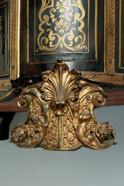 Detail komody Ludvíka XIV. (ormolu, mosaz, želvovina a ebenová koule) (viz také 486114-19) od Nicholas Sageot