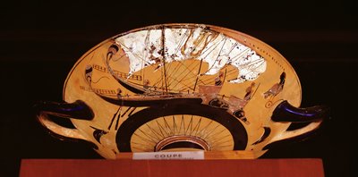 Detail vnější strany attického poháru s černou postavou zobrazující řeckou plachetnici, kolem roku 520 př. n. l. (keramika) od Nikosthenes