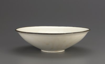 Ding ware mísa s vyřezávaným lotosovým dekorem, provincie Che-pej, 11.-začátek 12. století (keramika) od Northern Song Dynasty Chinese School