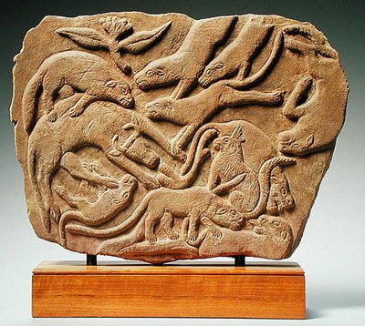 Reliéf zobrazující psy porážející krávu, 4.-5. století (pískovec) od Nubian Nubian