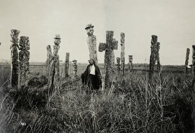 Modlitba na hřbitově, Araucano, Chile (želatinový stříbrný tisk) od Oder W. Heffer