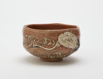Čajová mísa ve stylu Kenzan s designem jeřábu a tekoucí vody, konec 19. století (červená hlína, bílý kluz, železitý pigment pod čirou olovnatou glazurou) od Ogata (style of) Kenzan