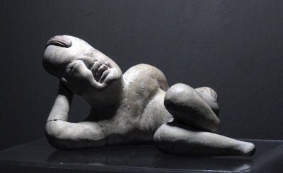 Figurka ležícího mláděte Olmec, Villa Nueva od Olmec