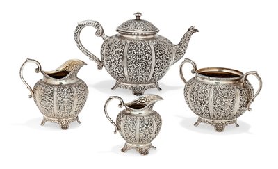 Čtyřdílná čajová souprava Repousse, konec 19. století (stříbrná) (viz také 996381) od Oomersi Mawji