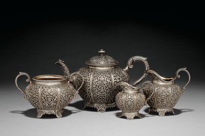 Čtyřdílná čajová souprava Repousse, konec 19. století od Oomersi Mawji