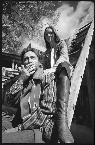 Dennis Hopper a manželka Michelle Phillips na žebříku v Novém Mexiku od Orlando Suero