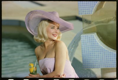 Focení Hope Lange u bazénu od Orlando Suero
