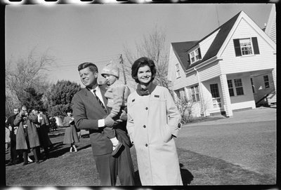 John F. Kennedy s Jackie Kennedy a dcerou Caroline od Orlando Suero