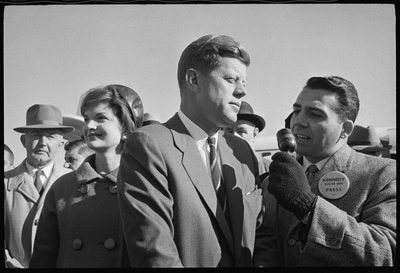 John F. Kennedy s reportérem a Jackie Kennedy během voleb od Orlando Suero