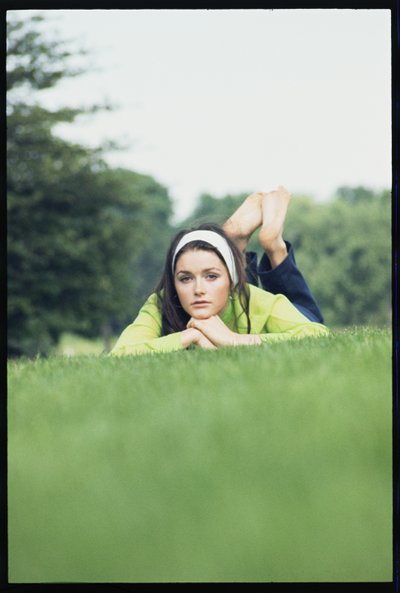 Margot Kidder na trávě od Orlando Suero