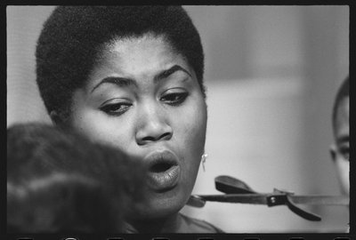 Odetta zpívá dětem na natáčení televizního speciálu od Orlando Suero