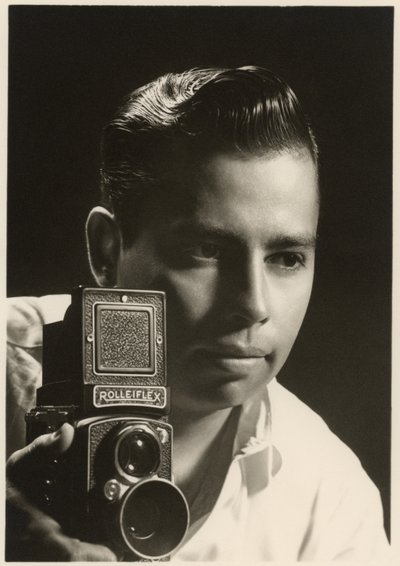 Portrét Orlanda Suera s fotoaparátem Rolleiflex, cca 1954 (černobílá fotografie) od Orlando Suero