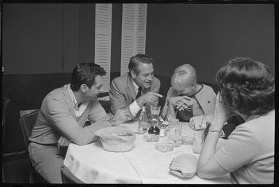 Paul Newman, Mort Sahl a Joanne Woodward žertují u večeře od Orlando Suero