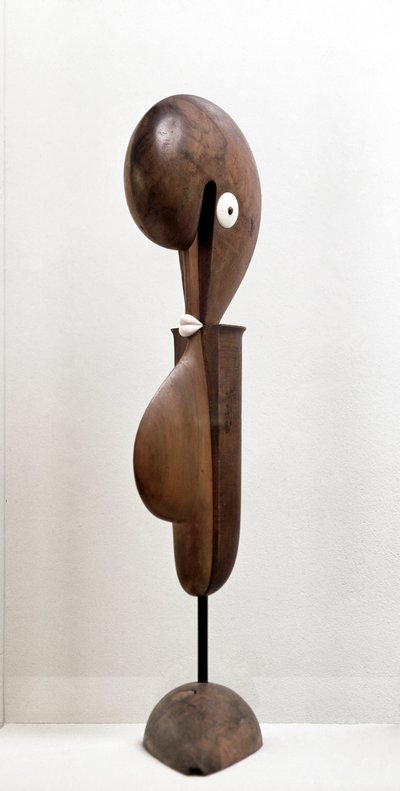 Groteska (dřevěná plastika od Oskar Schlemmer