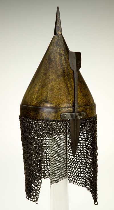 Přilba, snad 16. století, upravena v 19. století (rezavějící železo se zlacením) od Ottoman School