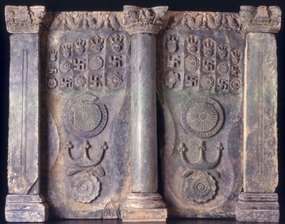 Vlys zobrazující stopy Buddhy, Gandhara 1. až 5. století našeho letopočtu; od Pakistani School