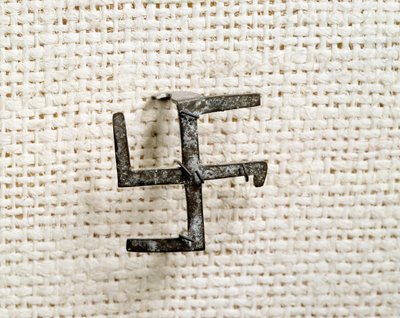 Křesťanský starověk: fibule ve tvaru svastiky (která bude inspirovat křížovou hru). 1. až 3. století. Národní muzeum archeologie Saint Germain en Laye od Paleo Christian