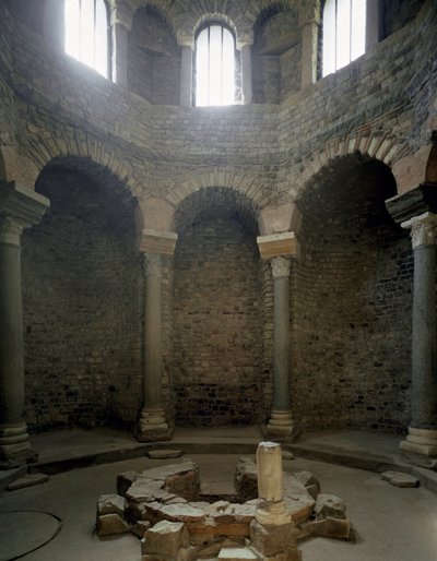 Paleochristian art: pohled do interiéru baptistere, 5. století. Frejus (Var) od Paleo Christian