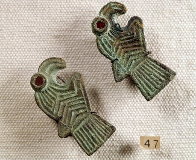 Křesťanský starověk: bronzové fibule vykládané granátem ve tvaru orlích hlav. Národní muzeum archeologie, Saint Germain en Laye od Paleo-Christian Paleo-Christian