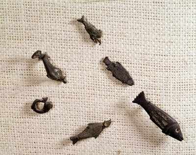 Křesťanský starověk: fibule a kovové šperky ve tvaru ryb. Národní muzeum archeologie, Saint Germain en Laye od Paleo-Christian Paleo-Christian