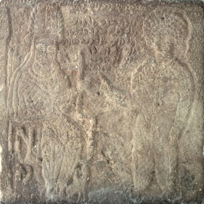 Vzácná stéla zobrazující Artabana V., posledního parthského krále, investujícího Khwasaka, satrapu ze Sús: předává prsten jako znak své autority, ze Susy, Írán, 14. září 215 n. l. (vápenec) od Parthian School