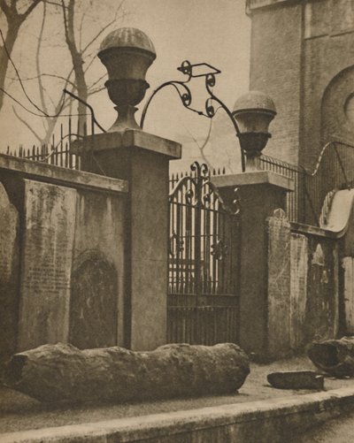 Jilmové kmeny pro potrubní potrubí vykopané poblíž St. Annes, Soho, c1935. od Paterson