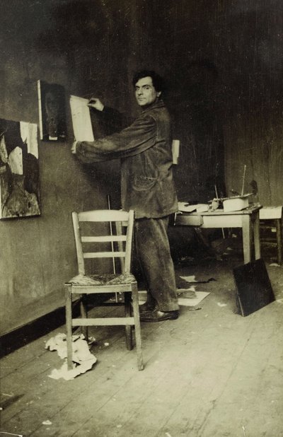 Amedeo Modigliani ve svém ateliéru, kolem roku 1915 (černobílá fotografie) od Paul Guillaume