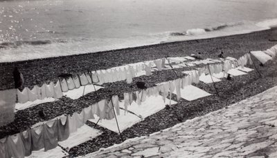 Sušení prádla na pláži, Nice od Paul Nash