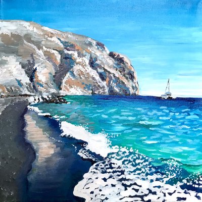 Útesy u pláže s černým pískem od Pauline Wegman | Key and Sea Creative