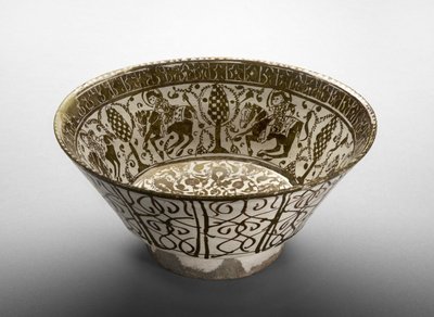 Mísa s jezdci, konec 12. století (fritové tělo, malované v lesku na neprůhledné bílé glazuře) od Persian School