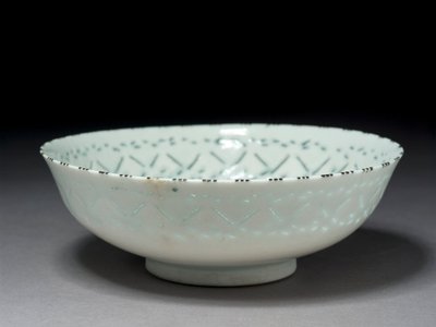 Gombroon Bowl, Írán, safavidské období (kamenná pasta s propichovaným zdobením a černou podglazurou) od Persian School